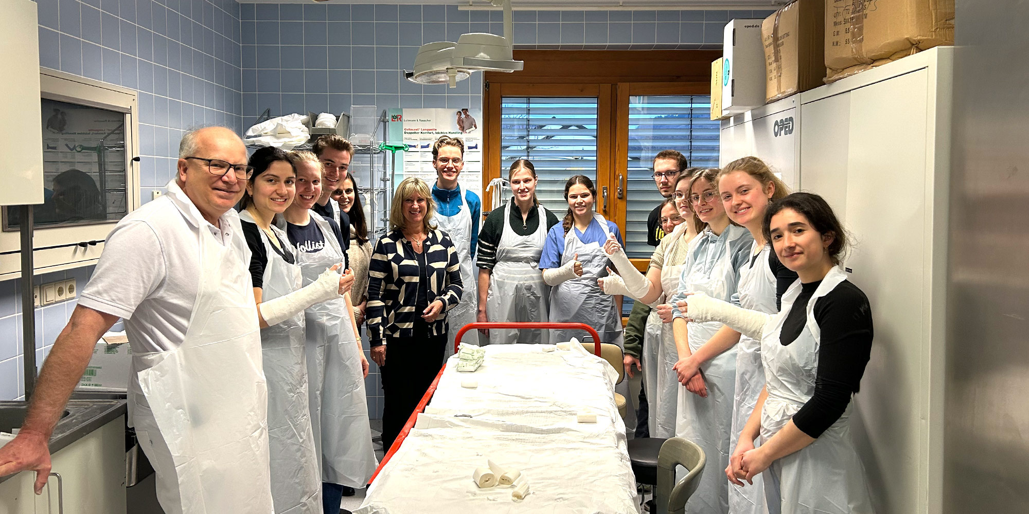 Gruppenfoto mit Landrätin Anke Beilstein und Prof. Dr, med. Brauer Prof. Dr. med. Brauer und Landrätin Anke Beilstein zusammen mit den Teilnehmern des Gips- und Verbandskurses in Cochem.