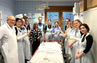 Prof. Dr. med. Brauer und Landrätin Anke Beilstein zusammen mit den Teilnehmern des Gips- und Verbandskurses in Cochem.