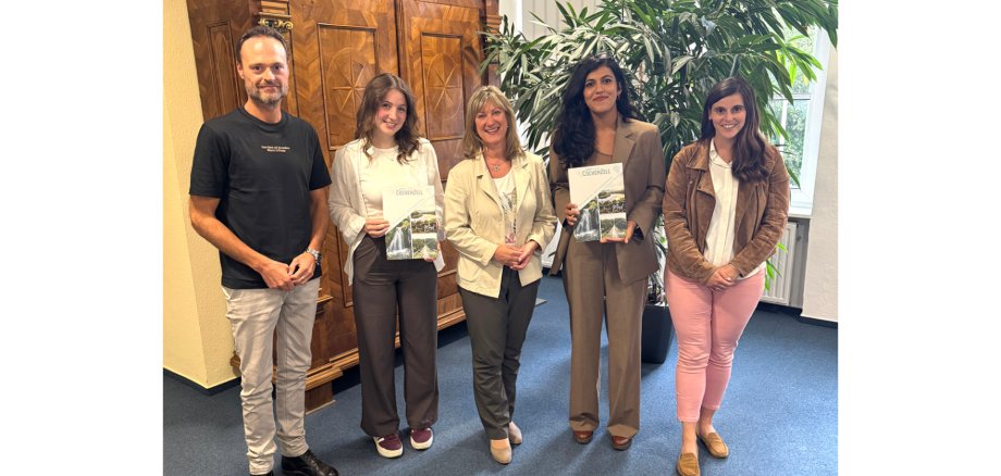 Landrätin Anke Beilstein mit den Stipendiatinnen Melika und Anna-Sophie sowie Michael Saur und Julia Müller