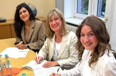 Melika, Landrätin Anke Beilstein und Anna-Sophie bei der Vertragsunterzeichnung.