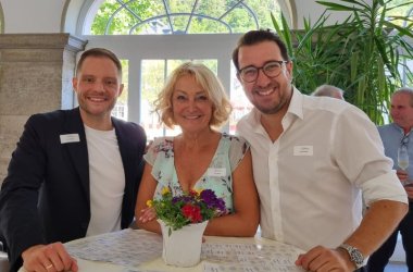 Ein Gruppenfoto beim Sommerfest der Wirtschaft 2025. Auf dem Bild stehen Alex Görgen, Ruth Bons und Falko Fischer von der Wirtschaftsförderung nebeneinander.