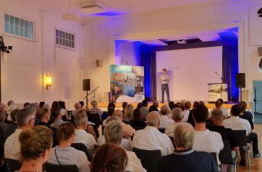 In einer mitreißenden Show verband Rummel mit viel Witz und Präzision die Kunst des Jonglierens mit dem unternehmerischen Alltag.
