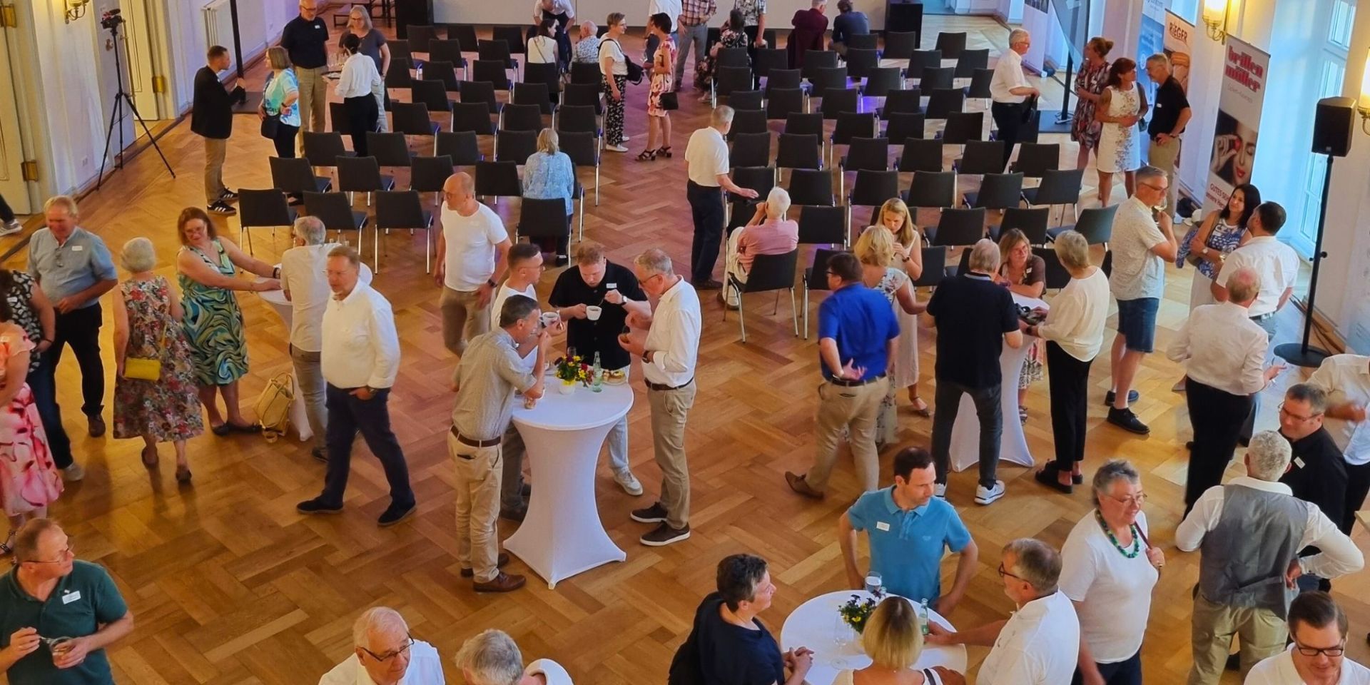 Netzwerken beim Somemrfest der Wirtschaft Titelbild - Gruppenfoto Team Kurvenkreis beim Firmenlauf