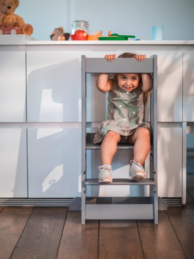 Ein Kind spielt auf einem tiSsi-Kinderstuhl