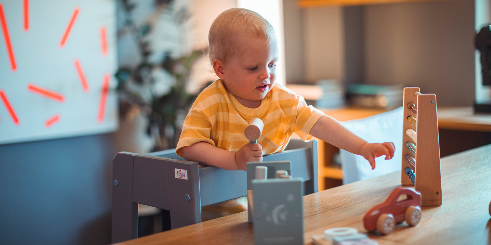 Titelbild mit Kind auf Kinderstuhl Titelbild - Artikel über Nachhaltigkeit bei tiSsi