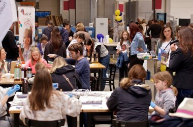 Beim Aktionstag Girls-go4it-MINT konnten über 120 Mädchen, junge Frauen und Familien Technik nicht nur ansehen, sondern selbst erleben: Programmieren im M+E-Infotruck, Maschinenführen im Bausprinter-Simulator oder eigenes Löten von Taschenlampen – hier wurde ausprobiert, gestaunt, verstanden.