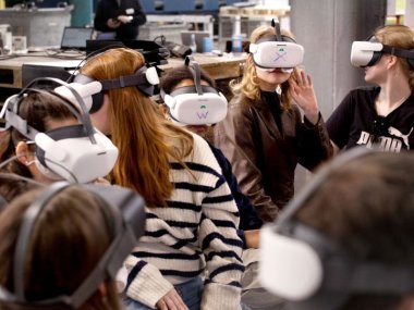 Bei den Vorträgen von Meeresbiologin Dr. Frauke Bagusche und Polarforscherin tauchen Besucherinnen mithilfe von VR-Brillen in die Unterwasserwelt ein.