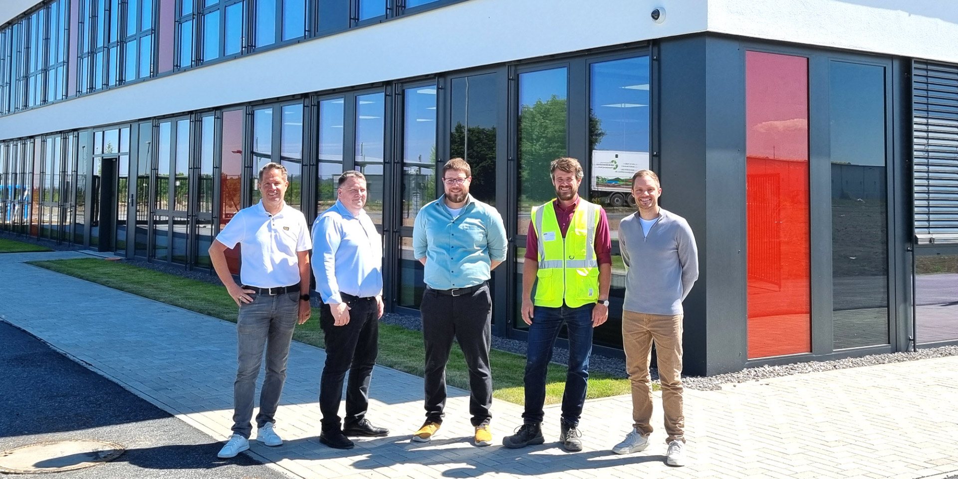 Dirk Barbye, Mario Leidens, Torsten Michalsky, Alex Werner und Alex Görgen vor dem neuen IKO-Werk