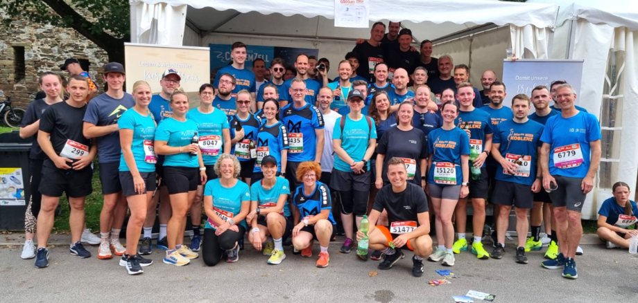 Titelbild - Gruppenfoto Team Kurvenkreis beim Firmenlauf