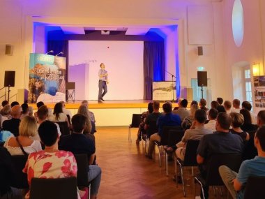 Highlight der Veranstaltung war Business-Kabarettist und Jongleur Christoph Rummel aus Köln. Der Bühnenkünstler bot eine unterhaltsame Kombination aus Jonglage, Impulsvortrag und Lichtshow.