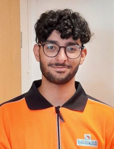 Omar Hegazy, 21 Jahre, Straßenbauer im 3. Ausbildungsjahr bei Schnorpfeil. Sein Weg in die Ausbildung begann mit einem Praktikum, das ihm einen ersten Einblick in den Beruf gab.