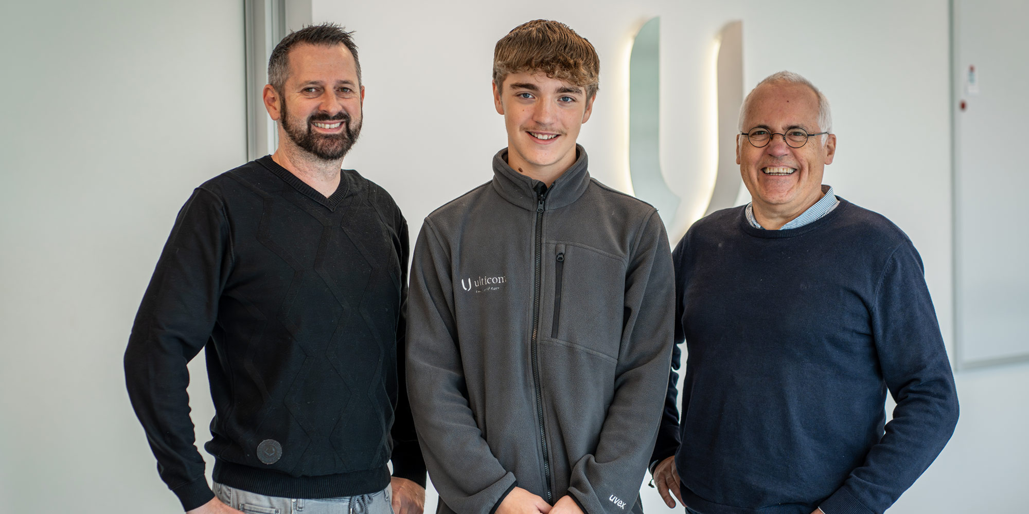 Teamfoto des Geschäftsführers von Ulticom zusammen mit zwei Mitarbeitern.