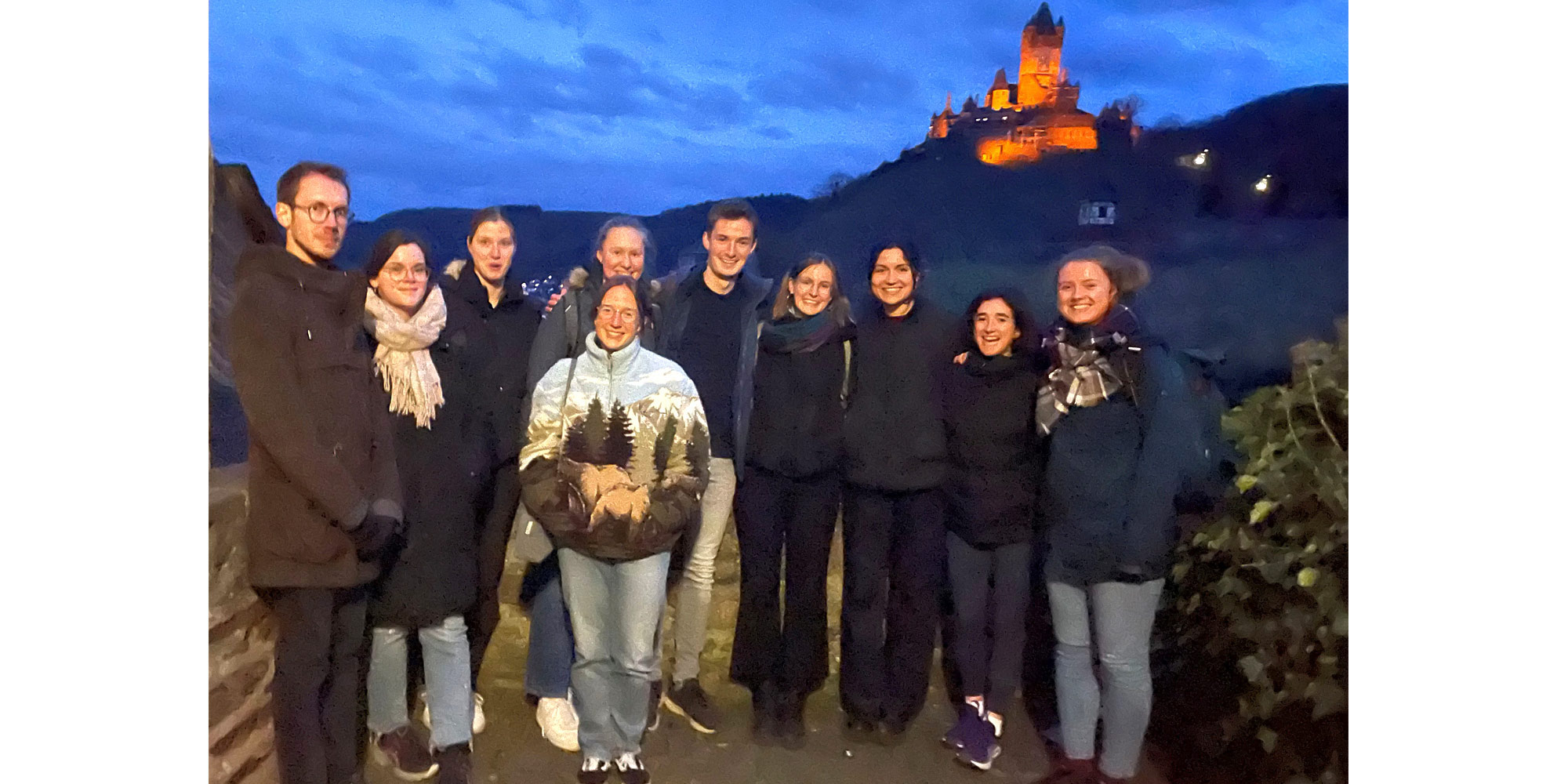 Die Famulantinnen und Famulanten abends in Cochem vor der Reichsburg