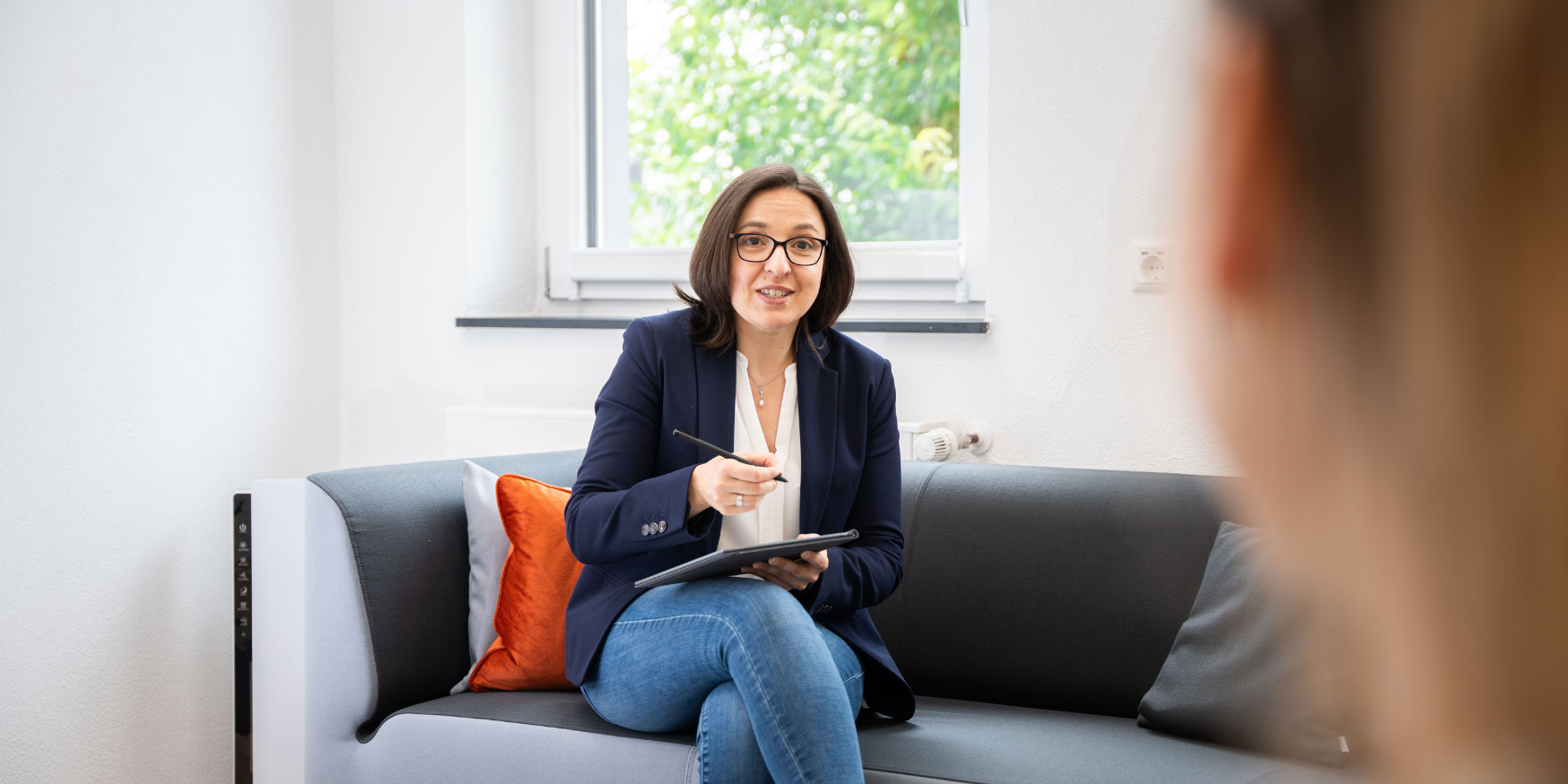 Susanne Johann Susanne Johann von der Agentur Württembergische Versicherung steht vor ihrem Bürog