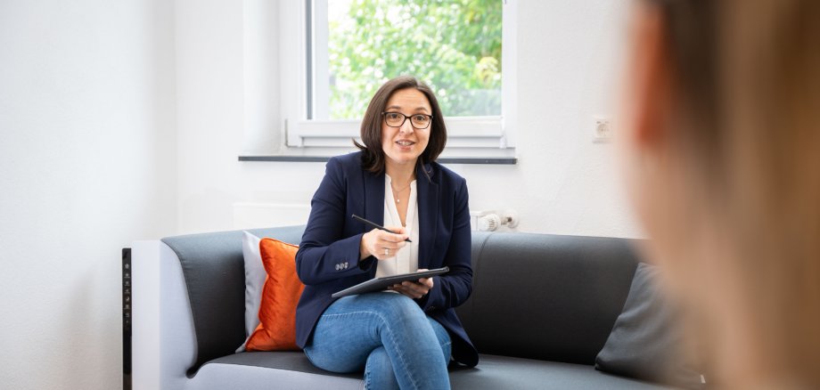 Susanne Johann von der Agentur Württembergische Versicherung steht vor ihrem Bürog