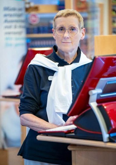 Frau Ursula Porten-Bergmann bei der Arbeit in ihrer Kreuzberg-Apotheke