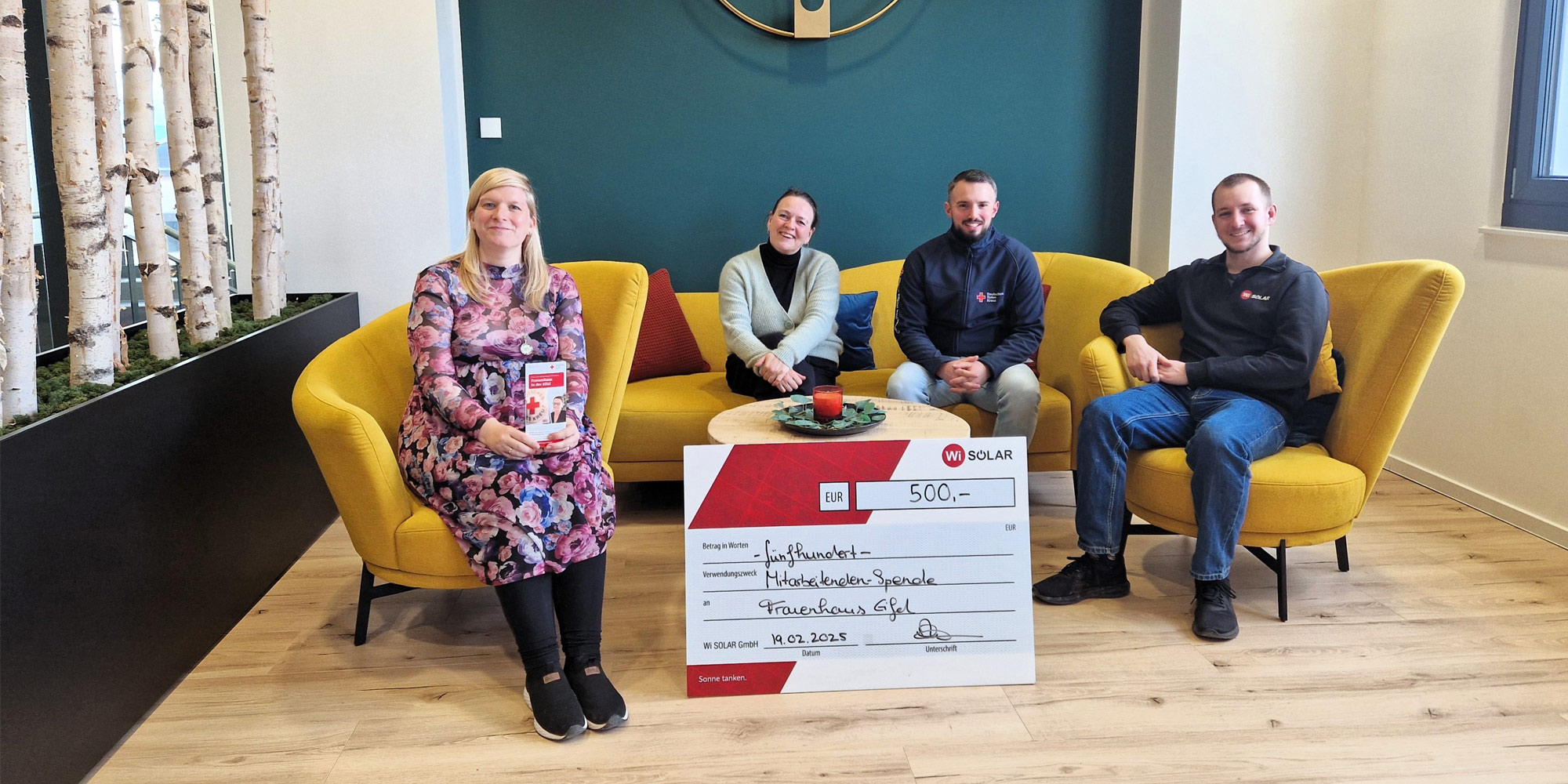 Gruppenfoto Spende Wi SOLAR Ramona Junglas und Mitarbeitende des Kurvenkreis-Partners Wi SOLAR bei der Übergabe des Spendenschecks.