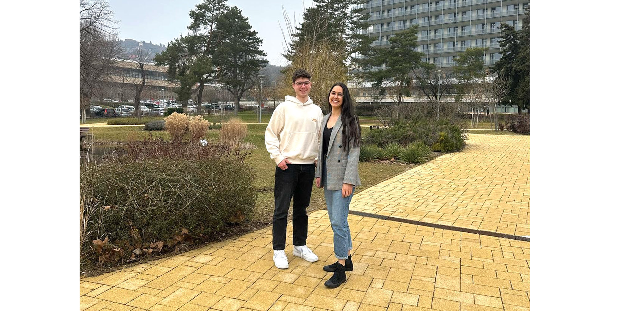 Hanna und Damian, Medizinstudenten aus CochemZell Die Medizinstudenten Hanna und Damian stehen vor der Universität in Pécs, Ungarn.
