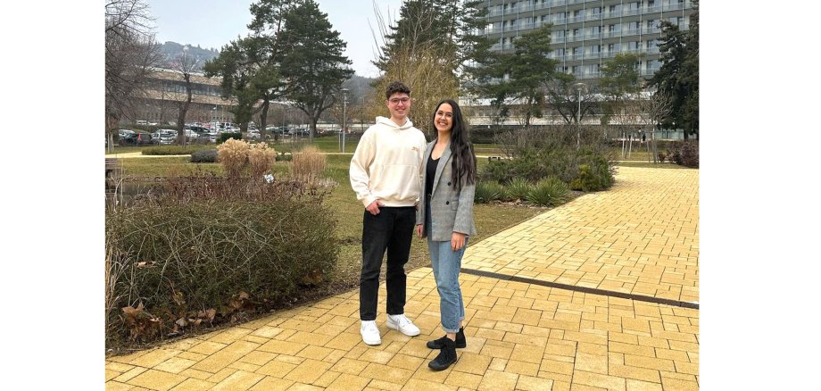 Die Medizinstudenten Hanna und Damian stehen vor der Universität in Pécs, Ungarn.