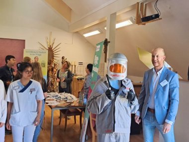 Ein Schüler probiert den Alterssimulationsanzug "Age Man" in der Pro Seniore Residenz Cochem aus im Rahmen der Aktionstage Pflege.