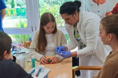 An den Aktionstagen Pflege lernen die Schülerinnen und Schüler auch wie man den Blutzucker kontrolliert oder Insulin-Injektion durchführt.