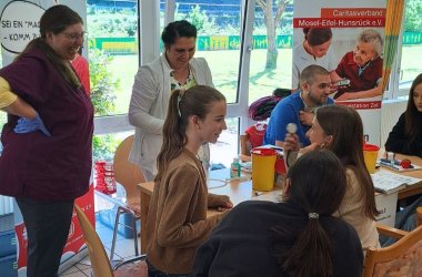 Pflegefachpersonen berichten aus ihrem Alltag und machen den Schülerinnen und Schülern Mut, einen Berufsweg in der Pflege einzuschlagen.