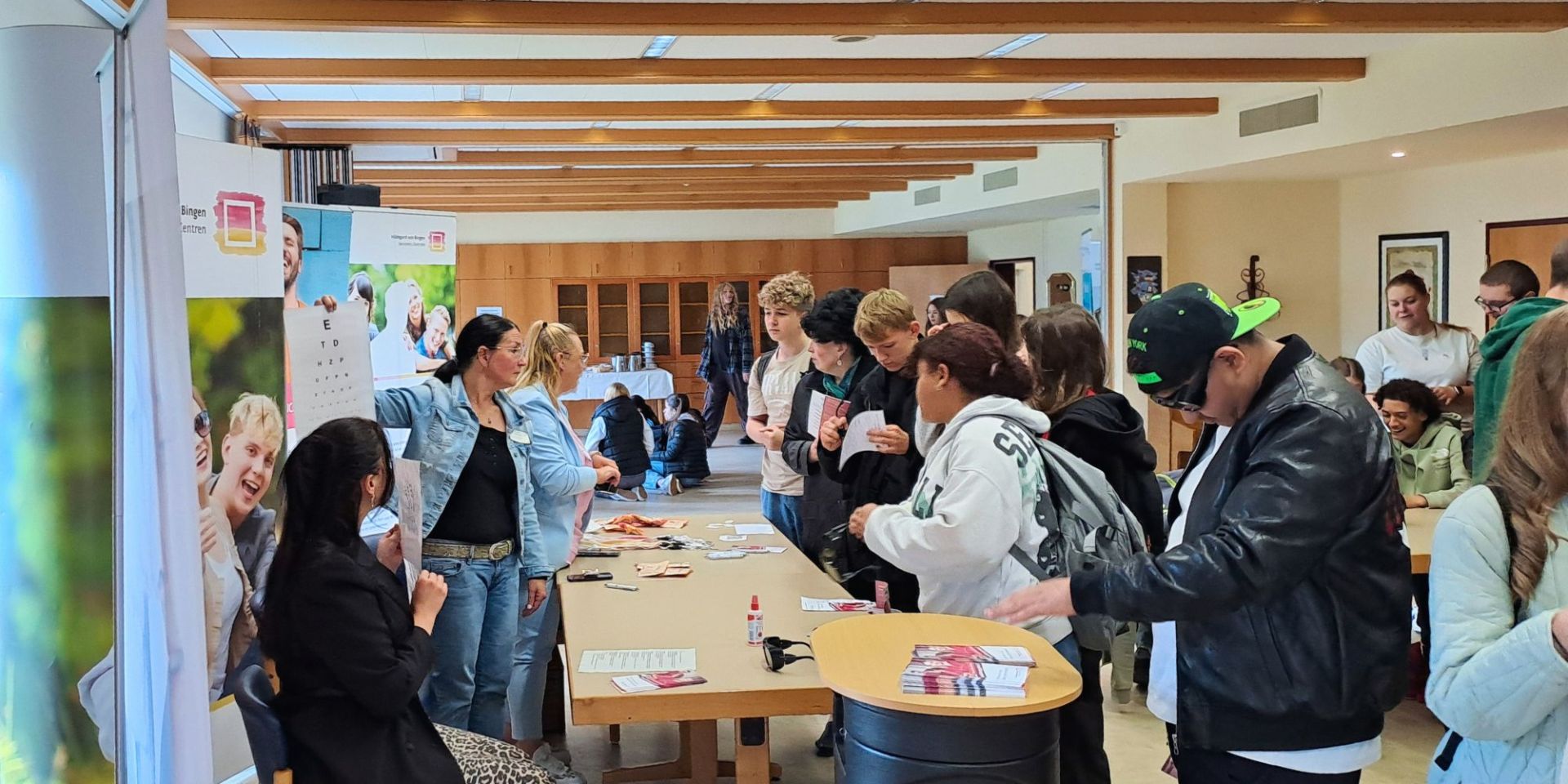 Aktionstage Pflege - Kaisersesch In Alf, Cochem, Treis und Kaisersesch boten Pflegeeinrichtungen ein abwechslungsreiches Programm mit Fachstationen, Vorträgen, Rollenspielen, Erfahrungsräumen und dem direkten Austausch mit Pflegekräften – aber auch mit den betreuten Seniorinnen und Senioren.