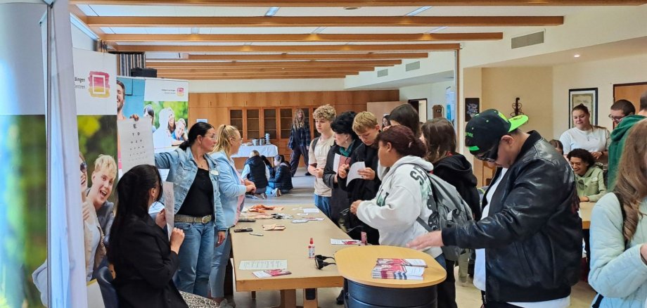 In Alf, Cochem, Treis und Kaisersesch boten Pflegeeinrichtungen ein abwechslungsreiches Programm mit Fachstationen, Vorträgen, Rollenspielen, Erfahrungsräumen und dem direkten Austausch mit Pflegekräften – aber auch mit den betreuten Seniorinnen und Senioren.
