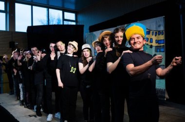 2023 kam es erstmalig zu einer inklusiven Theaterinszenierung von Bewohner*innen des Pflegeheims, die im Sommer Premiere feierte. Im vergangenen Jahr gab es eine Zusammenarbeit mit Jugendlichen der Förderschule St. Martin Düngenheim. Es wurden große Bühnenbilder gestaltet, und anschließend ein Stück erarbeitet und inszeniert, welches vor großem Publikum präsentiert wurde.