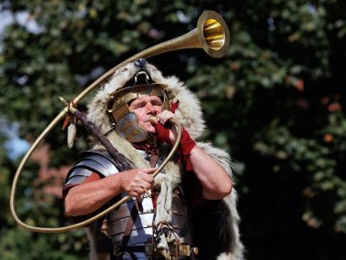 Am Martbergfest kann man Darstellende mit traditioneller Kleidung und Instrumenten passend zur Geschichte des Martbergs bestaunen.