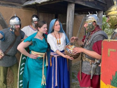 Am Martbergfest kann man Darstellende in traditioneller Kleidung passend zur Geschichte des Martbergs bestaunen.