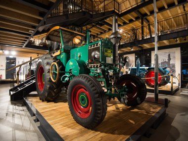 Ein alter, grüner Traktor im Moselland Museum in Ernst.