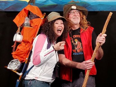 Angelika Dormeyer und Arwed Werner auf der Bühne des Muh-Theaters in Kostümen zum Thema Wandern.