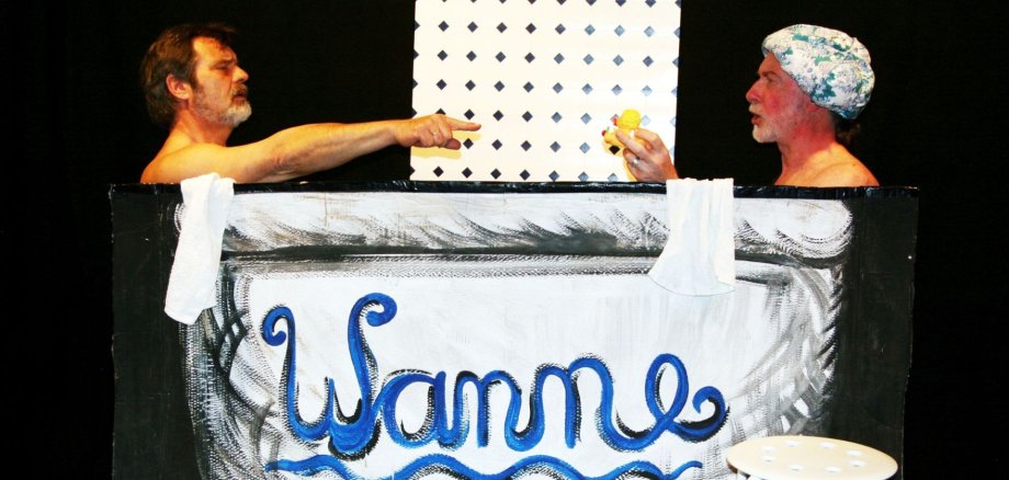 Zwei Schauspieler des Miniaturtheater "Muh" sitzen in einer Badewanne. 