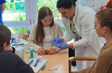 An den Aktionstagen Pflege lernen die Schülerinnen und Schüler auch wie man den Blutzucker kontrolliert oder Insulin-Injektion durchführt.