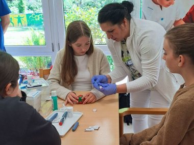 An den Aktionstagen Pflege lernen die Schülerinnen und Schüler auch wie man den Blutzucker kontrolliert oder Insulin-Injektion durchführt.