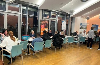 Die Teilnehmenden der Arbeitgeberkontaktbörse lernen im Speeddating-Format Unternehmen und potenzielle Arbeitgeber kennen.