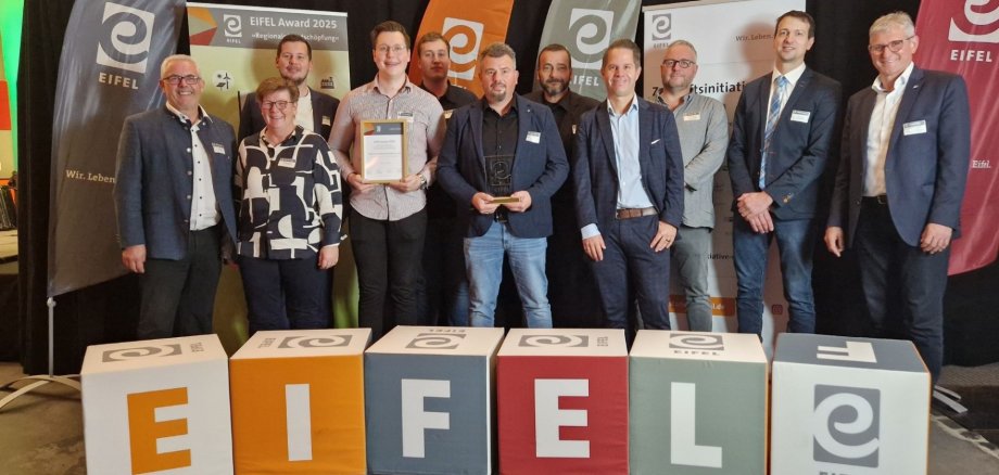 Gruppenfoto der Partner des REWE-Center Jürgen Hundertmark GmbH & Co. KG aus Kaisersesch.