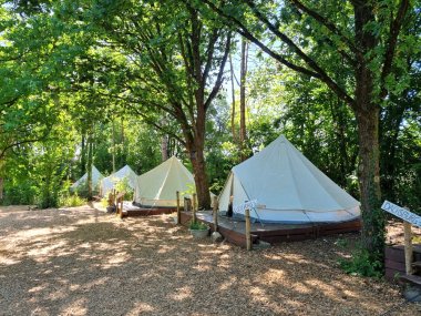 Glampingzelte im Naturerlebnishof Vulkaneifel Drei Glampingzelte im Naturerlebnishof Vulkaneifel