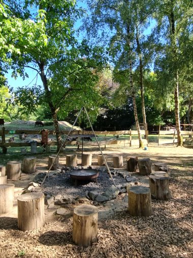 Sitzbereich im Naturerlebnishof Vulkaneifel Sitzbereich im Freien mit Feuerstelle im Naturerlebnishof Vulkaneifel
