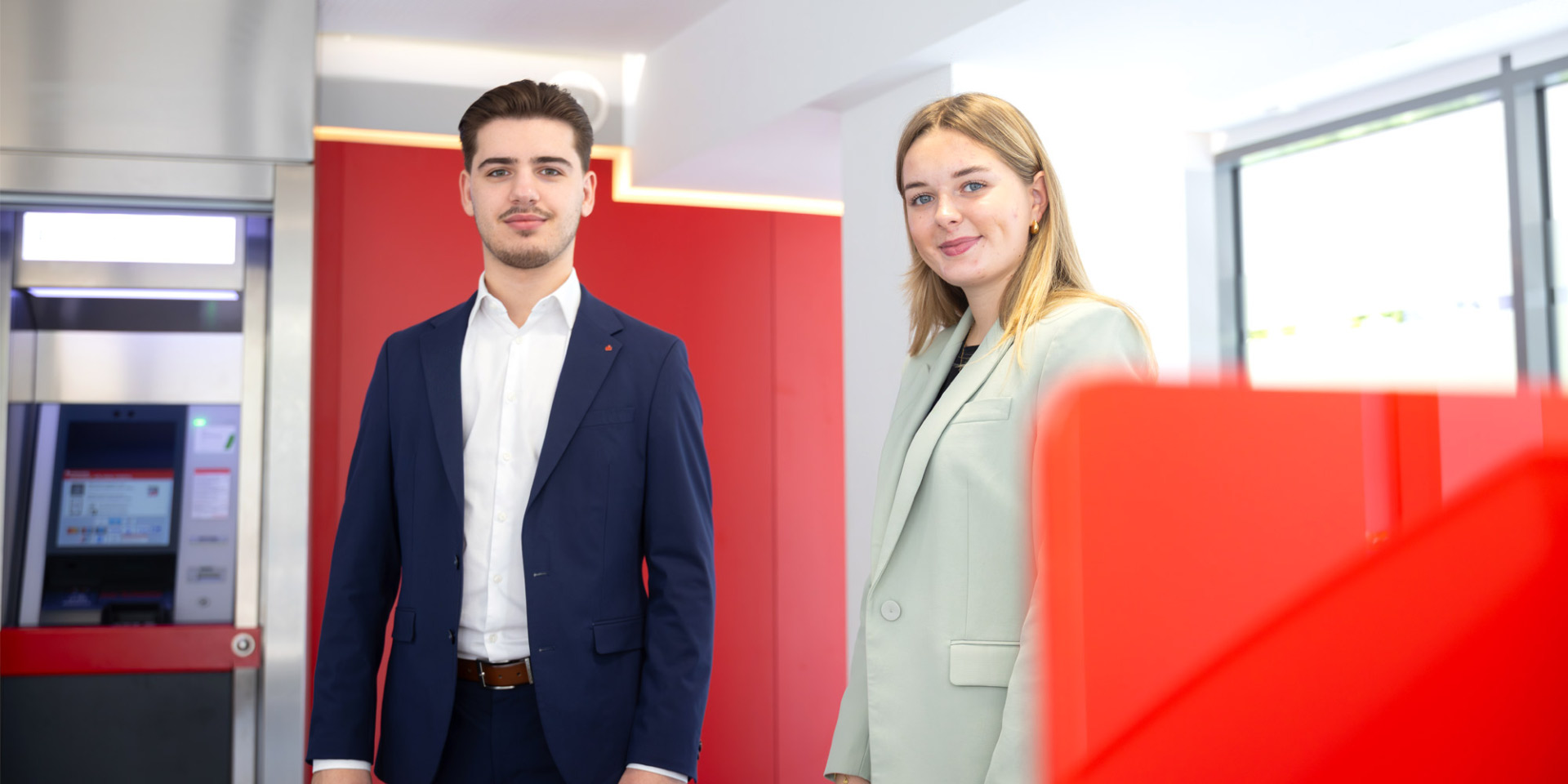 Die Auszubildenden Admir und Mina in der Schalterhalle der Sparkasse Mittelmosel in Cochem