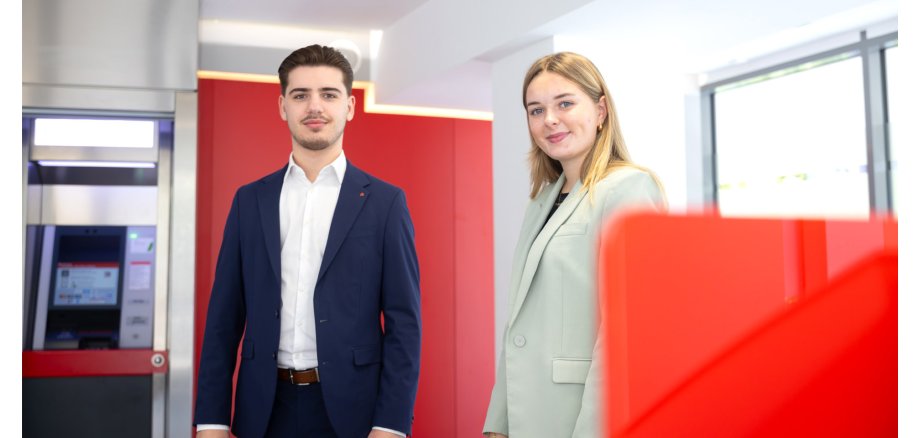 Admir und Mina, Azubis bei der Sparkasse Mittelmosel Die Auszubildenden Admir und Mina in der Schalterhalle der Sparkasse Mittelmosel in Cochem