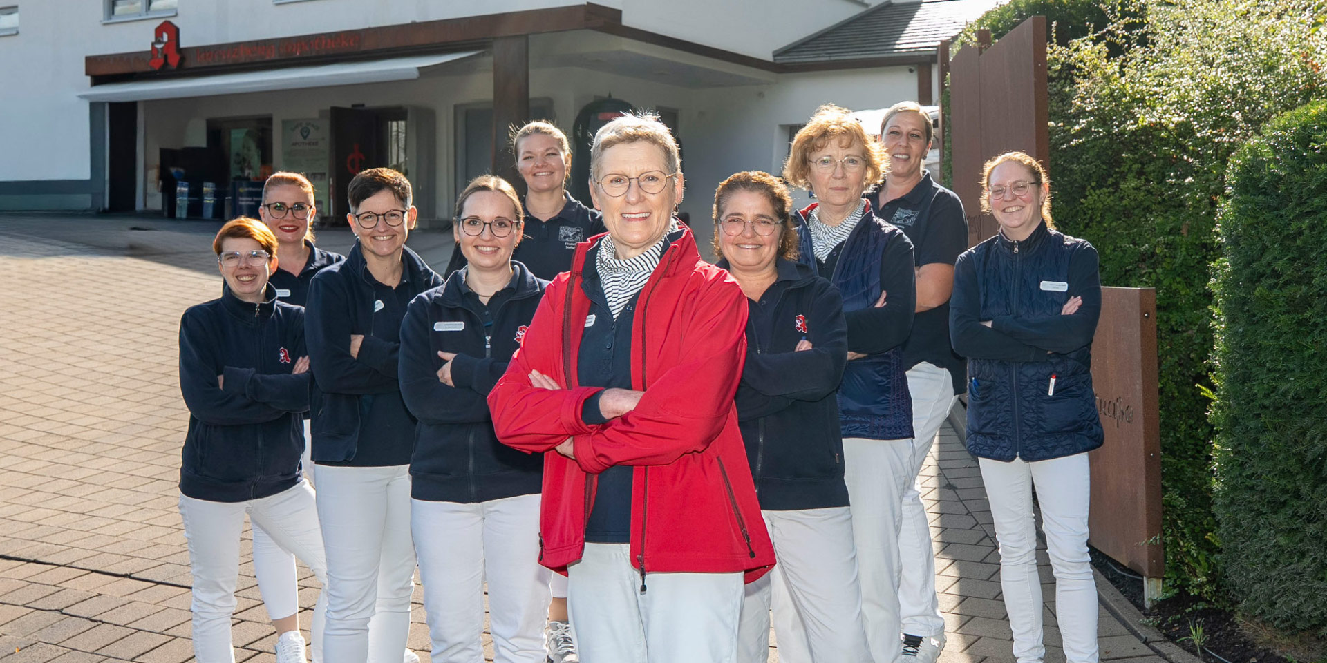 Teamfoto der Kreuzberg Apotheke Gruppenfoto vor dem Gebäude der Kreuzberg Apotheke