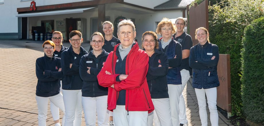Gruppenfoto vor dem Gebäude der Kreuzberg Apotheke