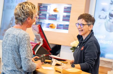 Mitarbeiterin der Kreuzberg Apotheke bei der Kundenberatung.