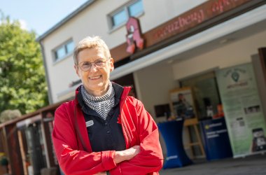 Inhaberin Ursula Porten-Bergmann vor der Kreuzberg Apotheke.
