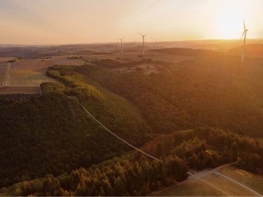 Man sieht die Haengeseilbruecke Geierlay im Sonnenuntergang.