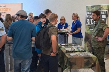 BAM 2025 Schülerinnen und Schüler stehen am Stand der Bundeswehr.