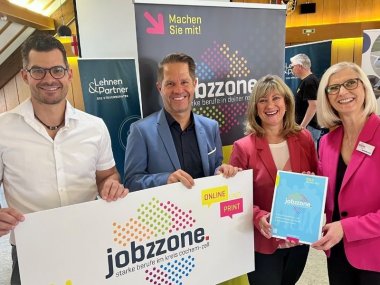 Jobzzone Anke Beilstein präsentiert die neue Ausgabe der Jobzzone