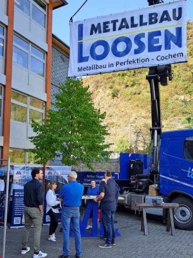 Stand Metallbau Loosen Der Stand von Metallbau Loosen war draußen da diese einen großen LKW auf dem Schulhof stehen hatten.